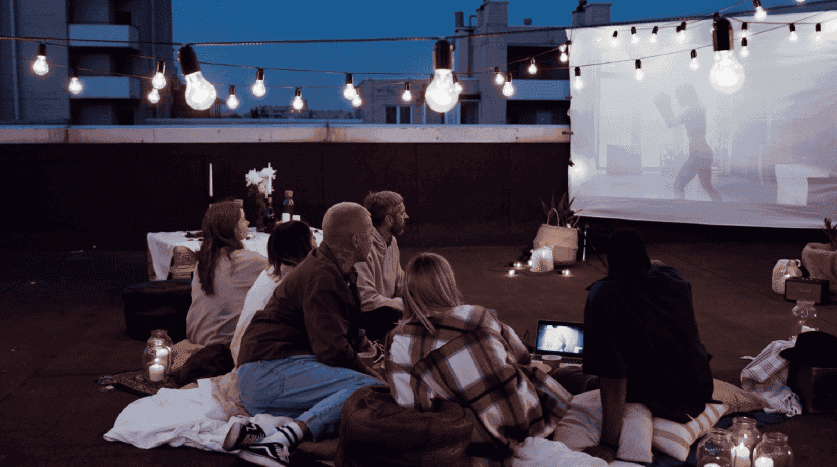 «Open Air Cinema Mood» ή πώς ένα μπαλκόνι γίνεται θερινό σινεμά