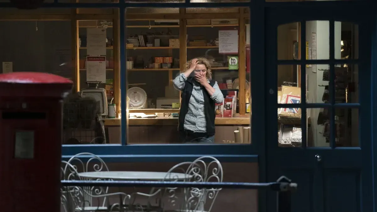 «Mr. Bates vs the Post Office»: Πώς μια σειρά (βασισμένη σε ένα πραγματικό σκάνδαλο) σόκαρε την Αγγλία